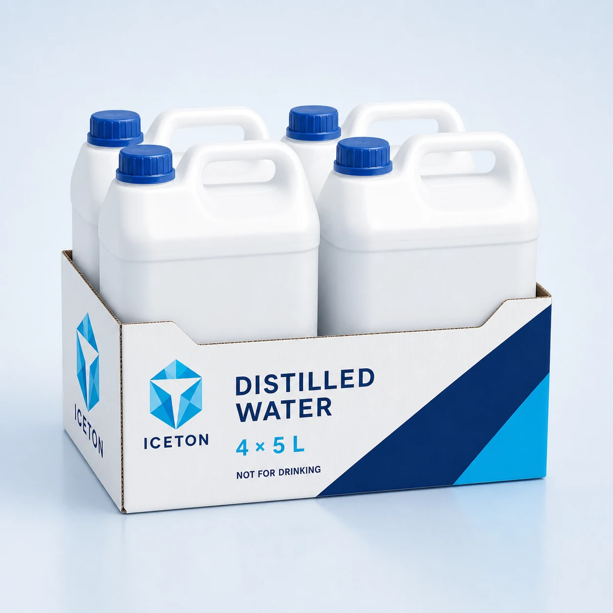 كرتون مياه مقطرة صناعية — كرتون صناعي يحتوي أربع جالونات HDPE سعة 5 لترات لكل منها، بإجمالي 20 لتراً ووسم واضح لعدم الشرب.