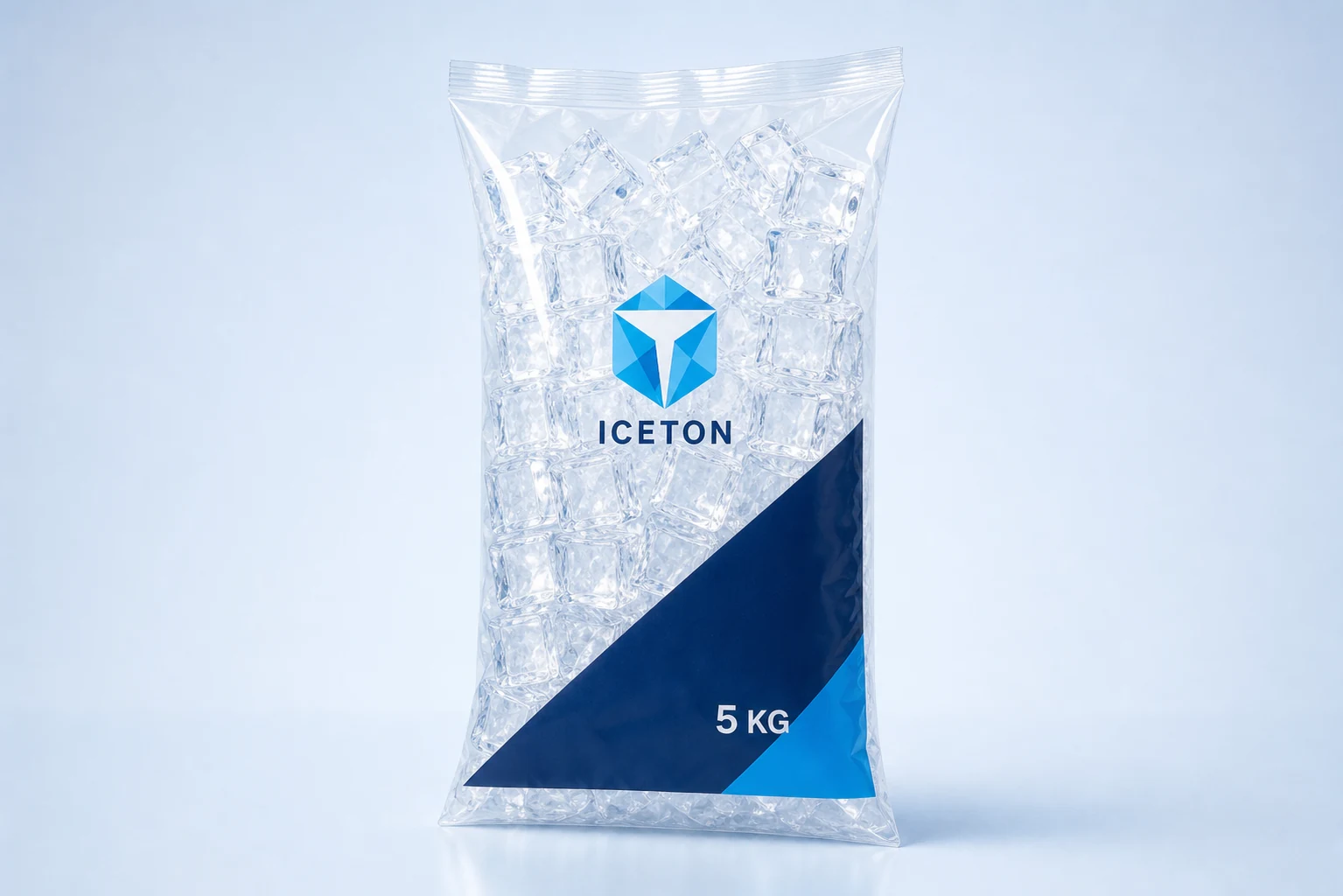 ثلج شفاف فاخر — كيس شفاف مختوم حرارياً يحتوي 5 كجم من الثلج الشفاف الممتاز، مع طباعة ICETON مباشرة على الفيلم الشفاف.