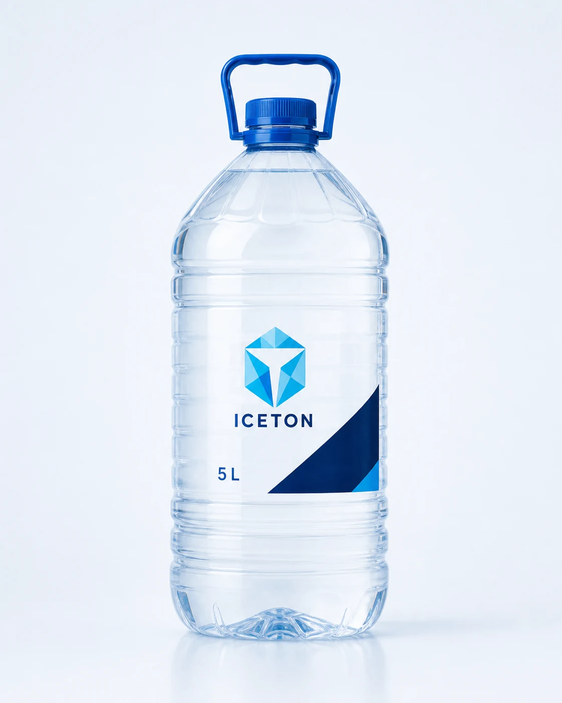 مياه معدنية 5 لترات — جالون PET شفاف سعة 5 لترات بمقبض مدمج وغطاء أمان، مع ملصق ICETON شفاف بالإنجليزية فقط.